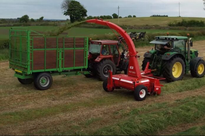 YouTube video of old-school silage with tractors and farm machinery. Watch agricultural contractors/agricultural contracting in action.